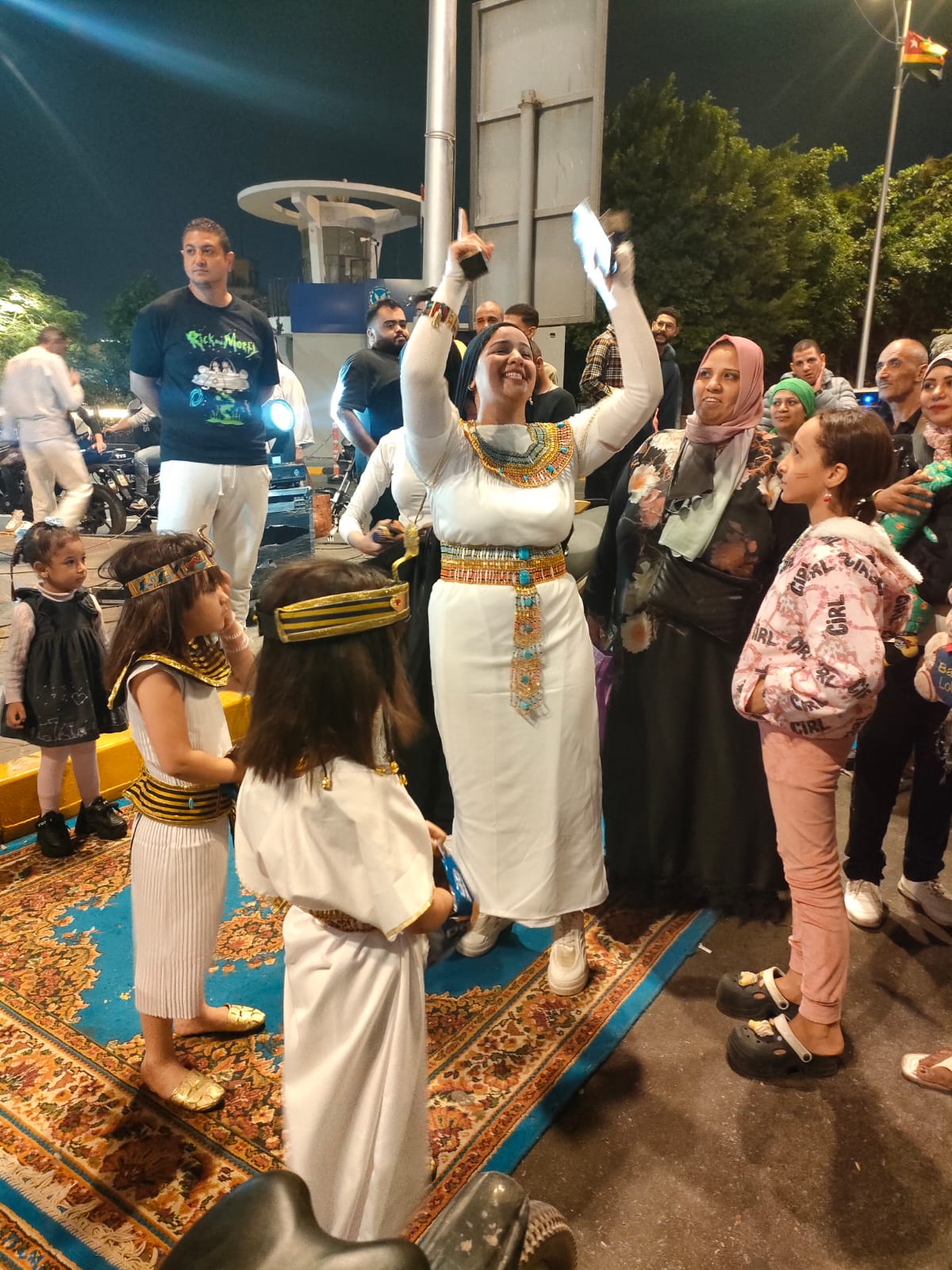 اسرة مصرية تحتفل بافتتاح المتحف المصرى الكبير بالزي الفرعوني (2)