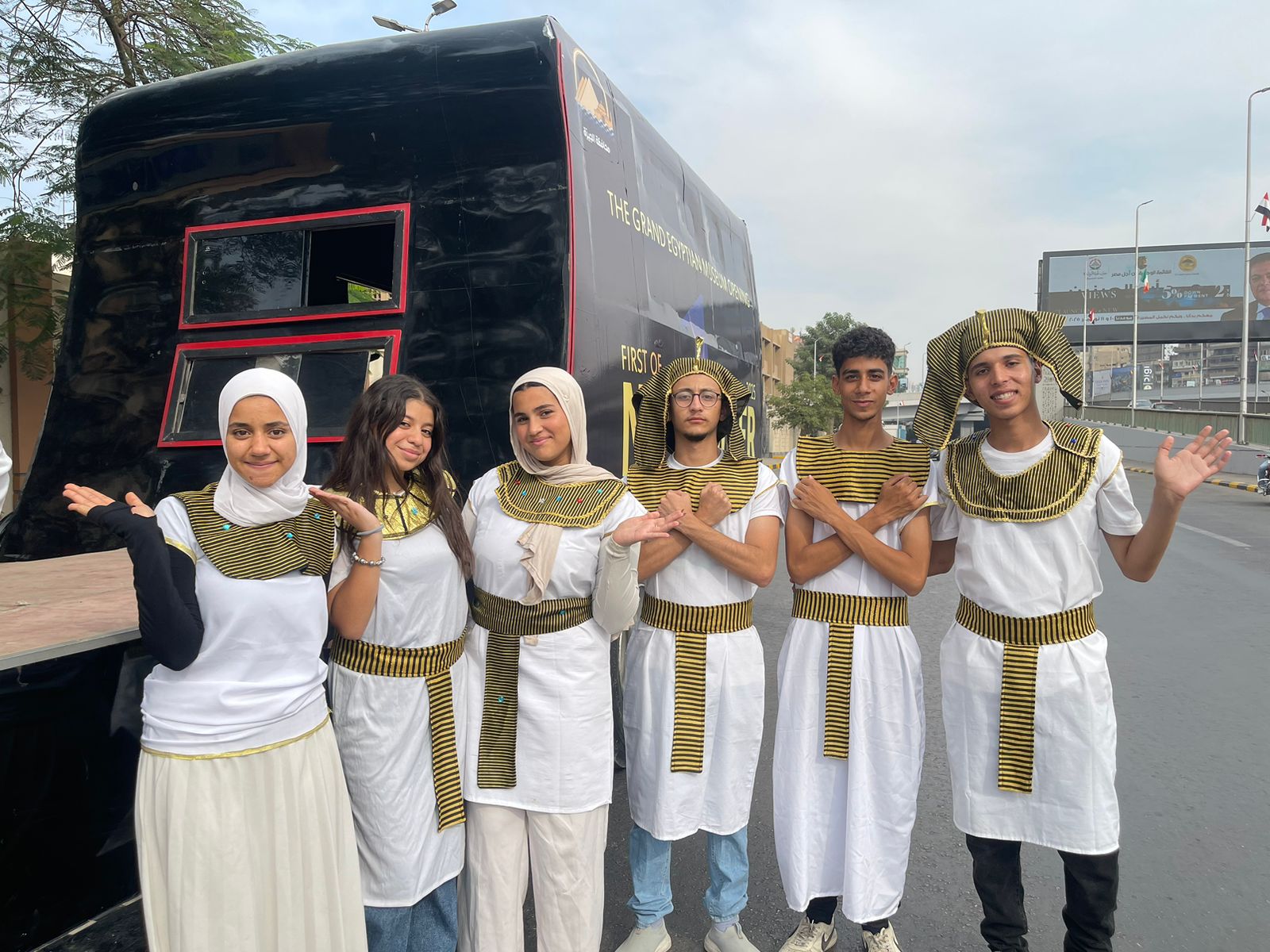 شباب فى الجيزة يرتدون الزى الفرعوني احتفالًا بالمتحف المصري الكبير