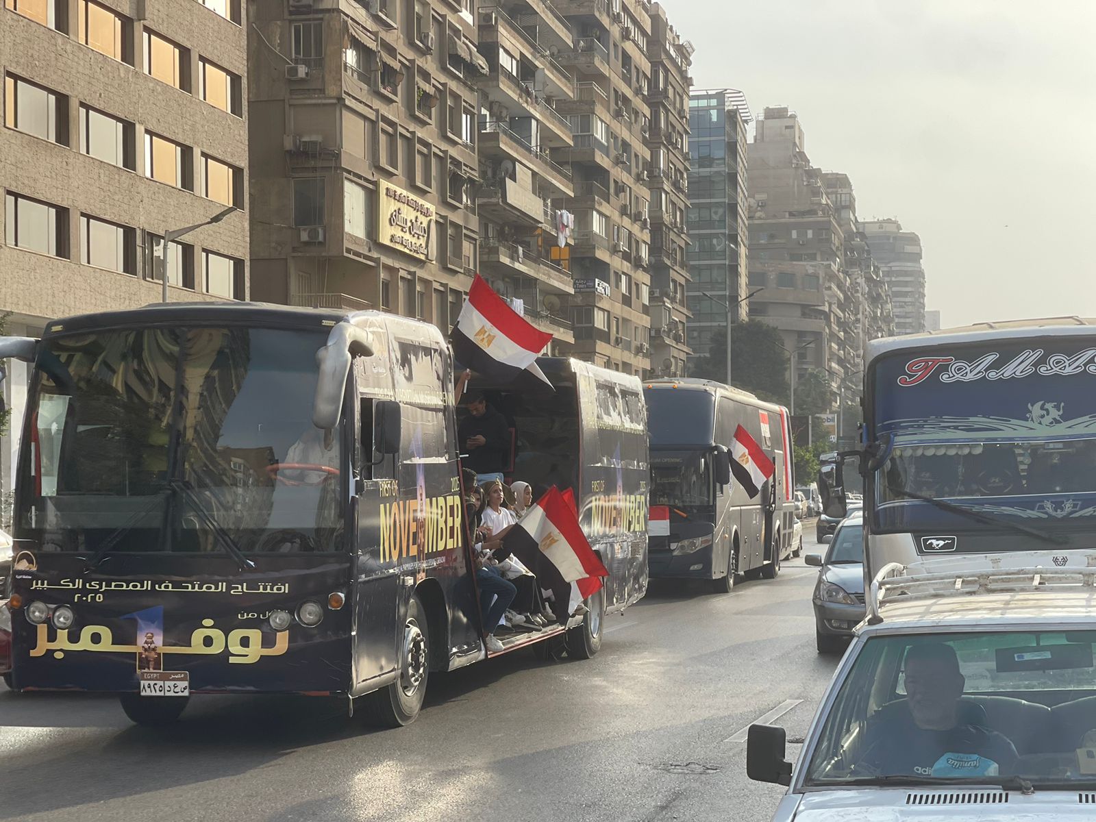 باصات مزيّنة وأعلام ترفرف في الشوارع