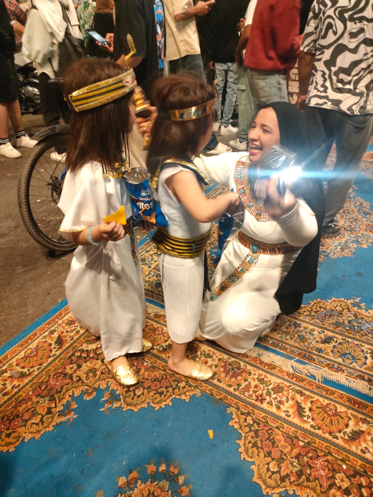 اسرة مصرية تحتفل بافتتاح المتحف المصرى الكبير بالزي الفرعوني (4)