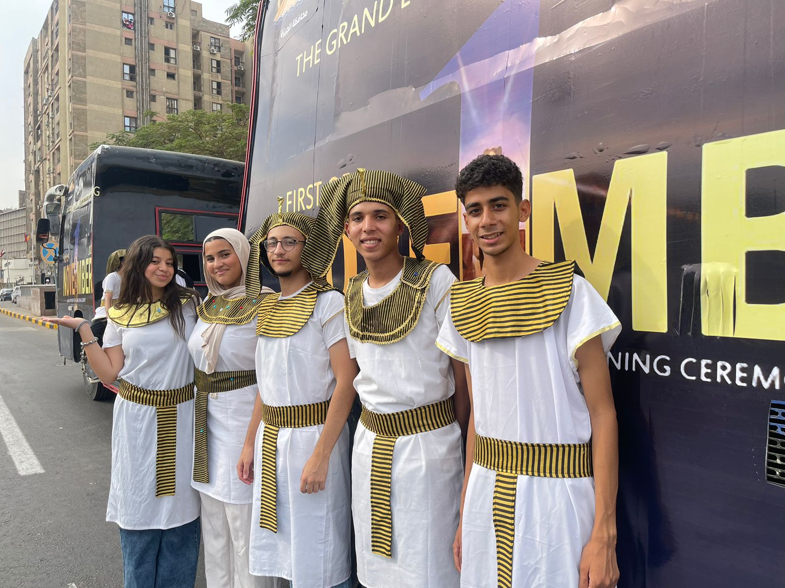 أطفال وشباب في الجيزة يرتدون الزى الفرعوني 