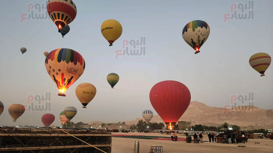 سماء-الأقصر-تشهد-تحليق-80-رحلة-بالون-طائر-بالبر-الغربي