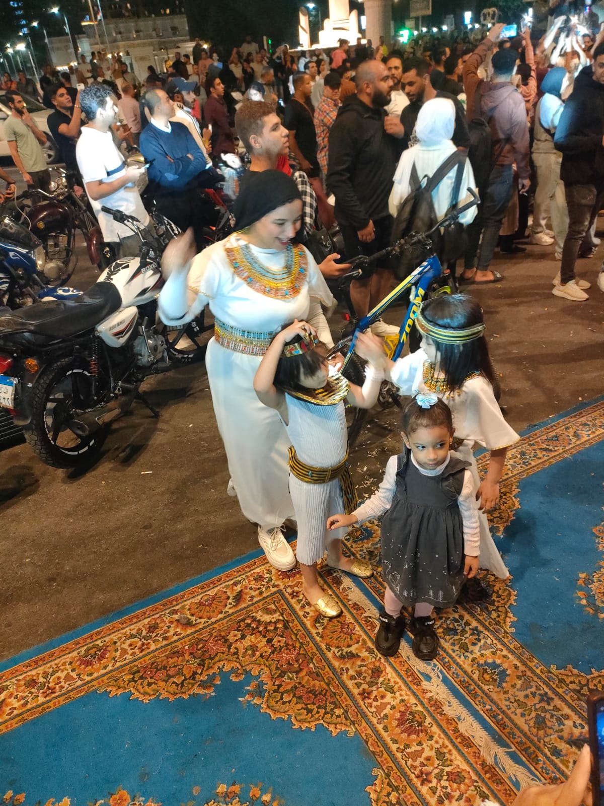 اسرة مصرية تحتفل بافتتاح المتحف المصرى الكبير بالزي الفرعوني (1)