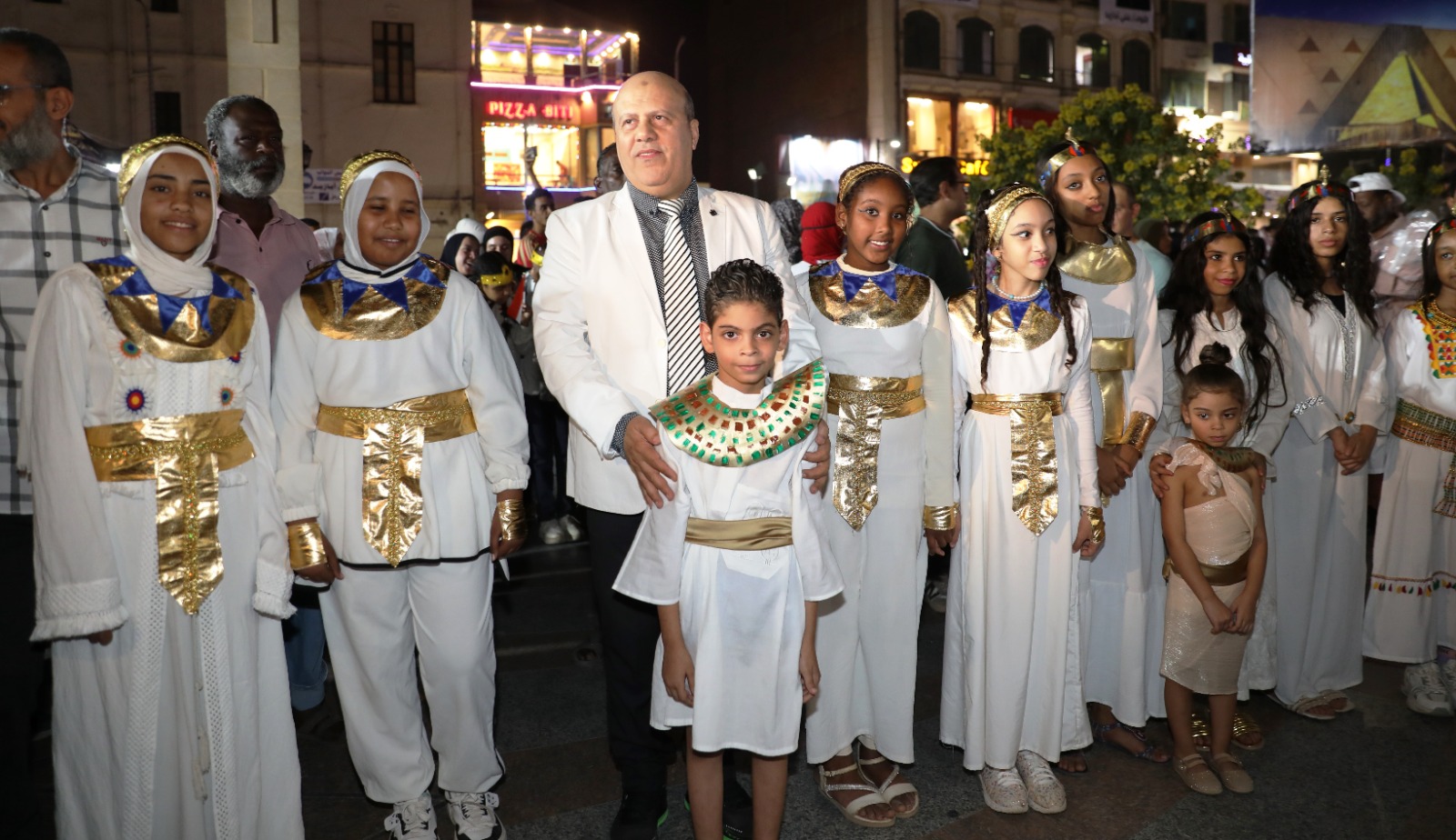 الاطفال بالزى الفرعونى