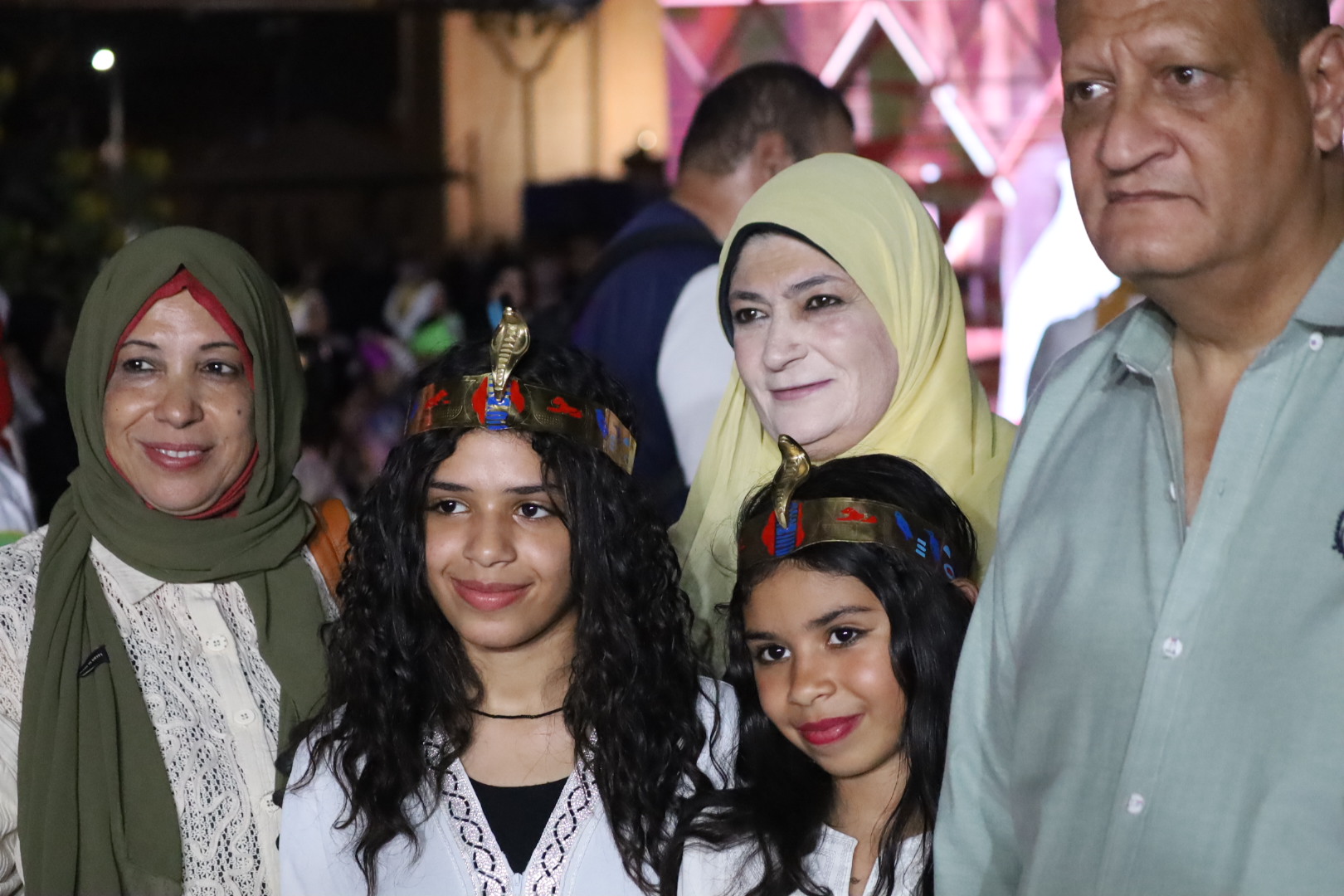 فرحة عارمة بين أهالى أسوان بحفل افتتاح المتحف المصرى الكبير (11)