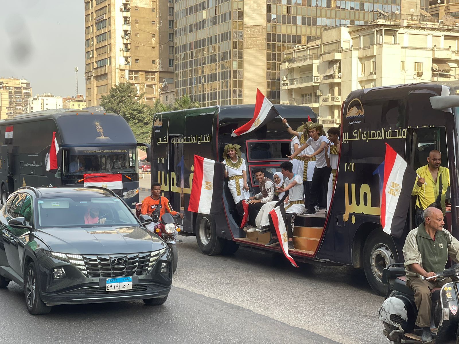  باصات تجوب محافظة الجيزة احتفالا بالمتحف الكبير