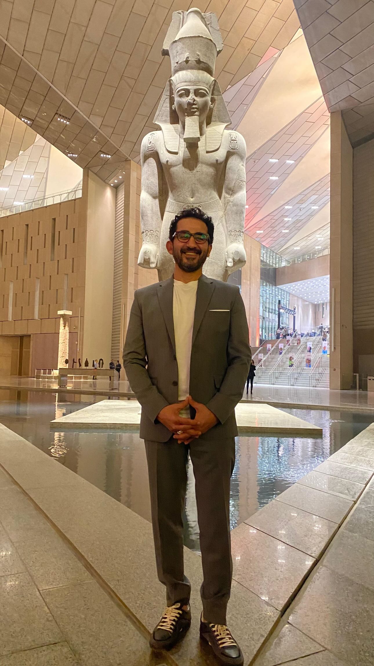 احمد حلمي داخل المتحف امام تمثال رمسيس