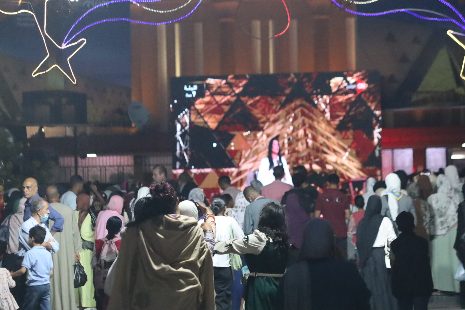 المواطنون يتابعون افتتاح المتحف