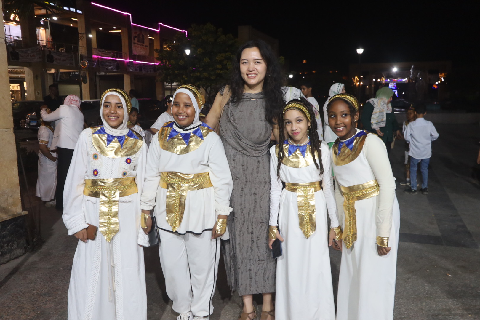 فرحة عارمة بين أهالى أسوان بحفل افتتاح المتحف المصرى الكبير (5)