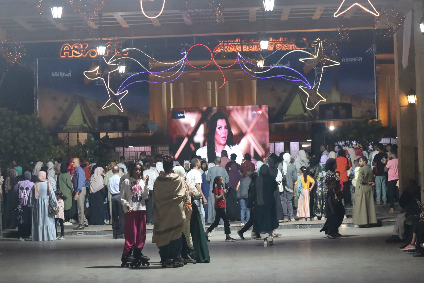 فرحة عارمة بين أهالى أسوان بحفل افتتاح المتحف المصرى الكبير (9)