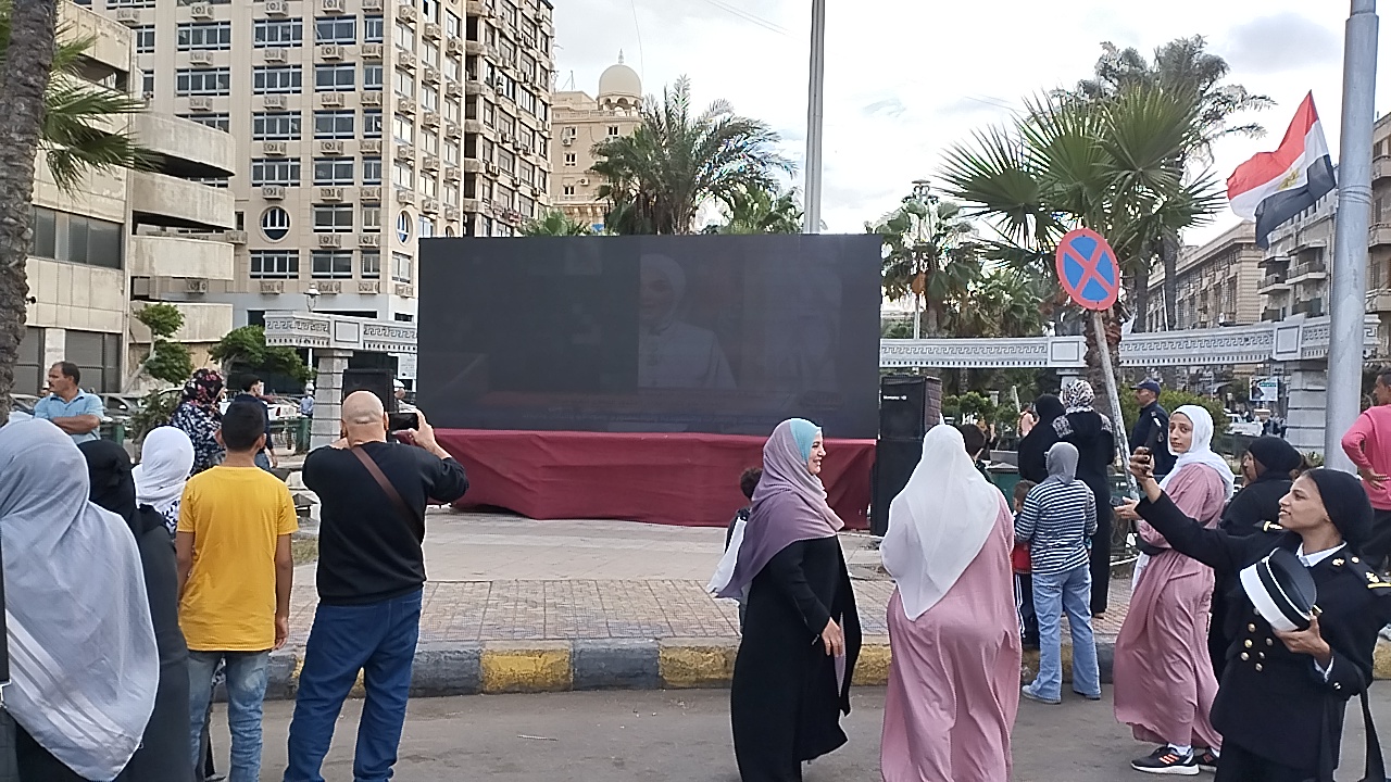 توافد اعداد من المواطنين أمام شاشات عرض افتتاح المتحف المصري