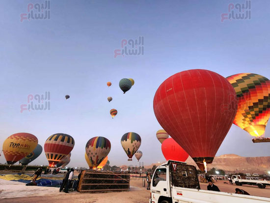 تجهيزات-البالونات-الطائر-خلال-التحليق-لسماء-غرب-الأقصر