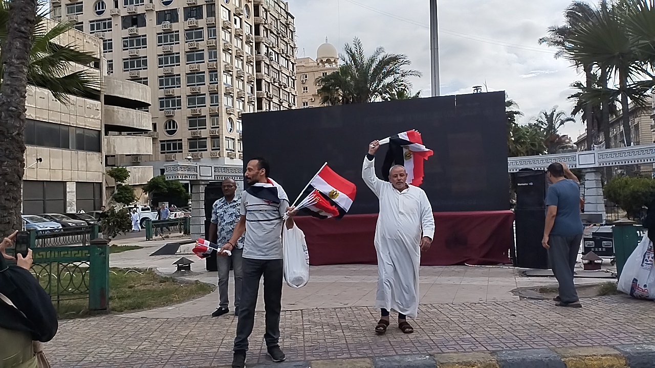 الاعلام المصرية أمام شاشات عرض افتتاح المتحف المصري الكبير