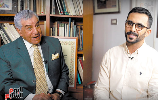 الدكتور-زاهي-حواس-والزميل-محمد-أسعد-خلال-اللقاء--(2)