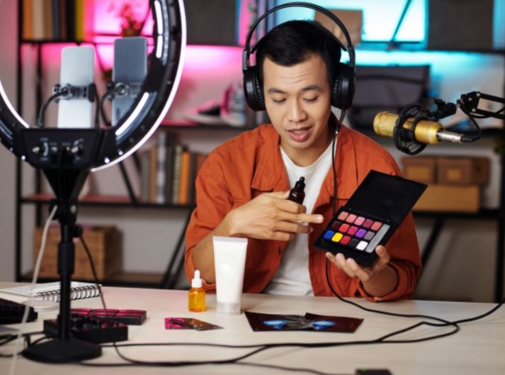 الانفلونسرز الصينيين مطالبين بالحصول على رخصة