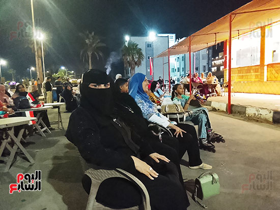 مواطنون-بطور-سيناء-يتابعون-حفل-افتتاح-المتحف-المصرى-الكبير-(3)