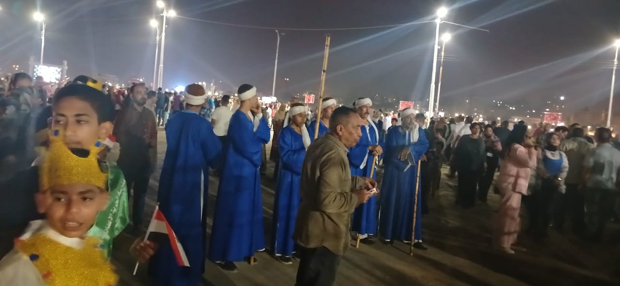 الجمهور يلتف حول شاشات قصور الثقافة استعدادًا لانطلاق المتحف الكبير (4)