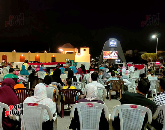 توافد-مواطنين-بطور-سيناء-على-الميادين-للاحتفال-بافتتاح-المتحف-الكبير-(2)