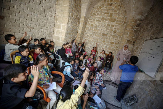 طلاب فى مدرسة الكمالية الأثرية بحى الزيتون