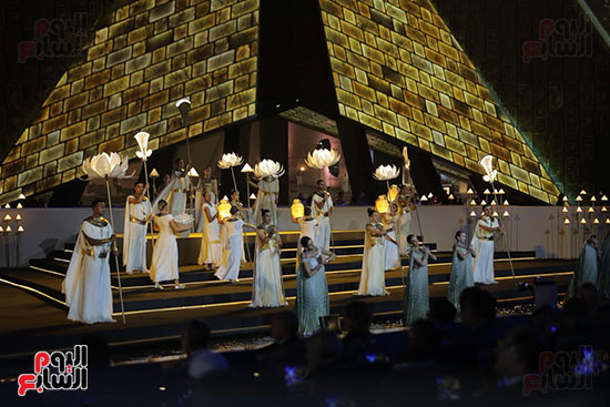 الأزياء في احتفالية افتتاح المتحف المصري الكبير تغازل الحضارة الفرعونية الأزياء في احتفالية افتتاح المتحف المصري الكبير تغازل الحضارة الفرعونية