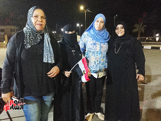 مواطنون-بطور-سيناء-يتابعون-حفل-افتتاح-المتحف-المصرى-الكبير-(2)