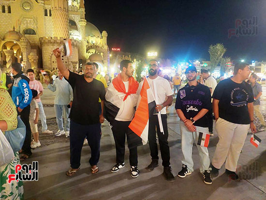 توافد-مواطنين-بطور-سيناء-على-الميادين-للاحتفال-بافتتاح-المتحف-الكبير-(1)