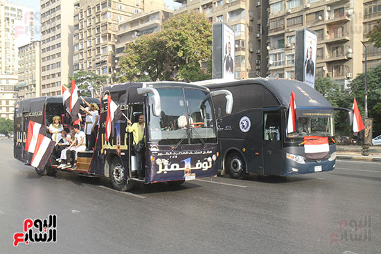 اتوبيسات تجوب شوارع الجيزة