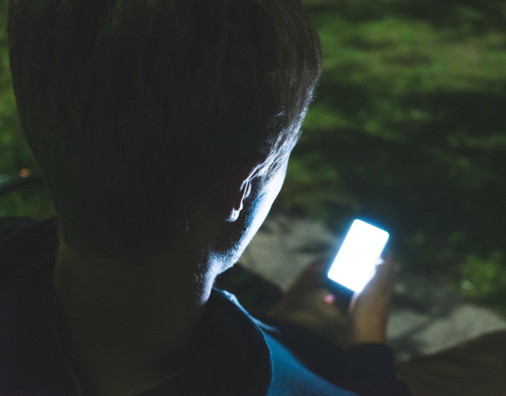 مراهق يتصفح الهاتف مراهق يتصفح الهاتف