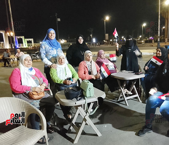 مواطنون-بطور-سيناء-يتابعون-حفل-افتتاح-المتحف-المصرى-الكبير-(1)