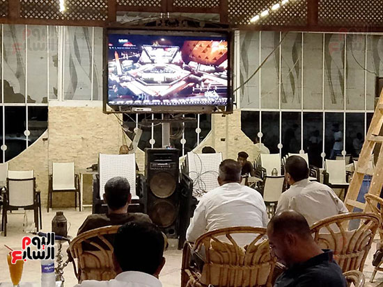 مواطنون-بطور-سيناء-يتابعون-حفل-افتتاح-المتحف-المصرى-الكبير-(4)