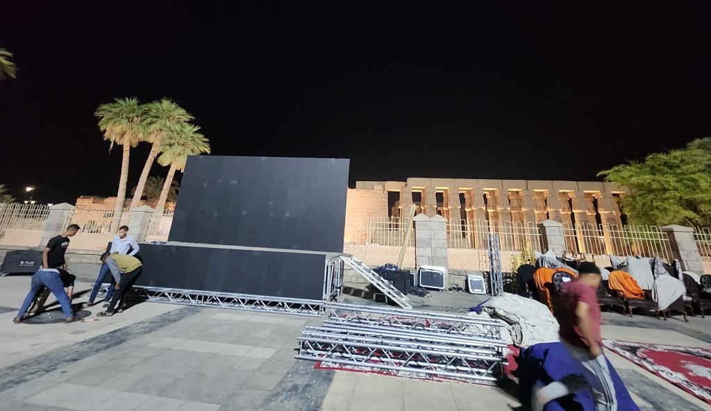 تجهيز الشاشات لوضعها فى الميادين