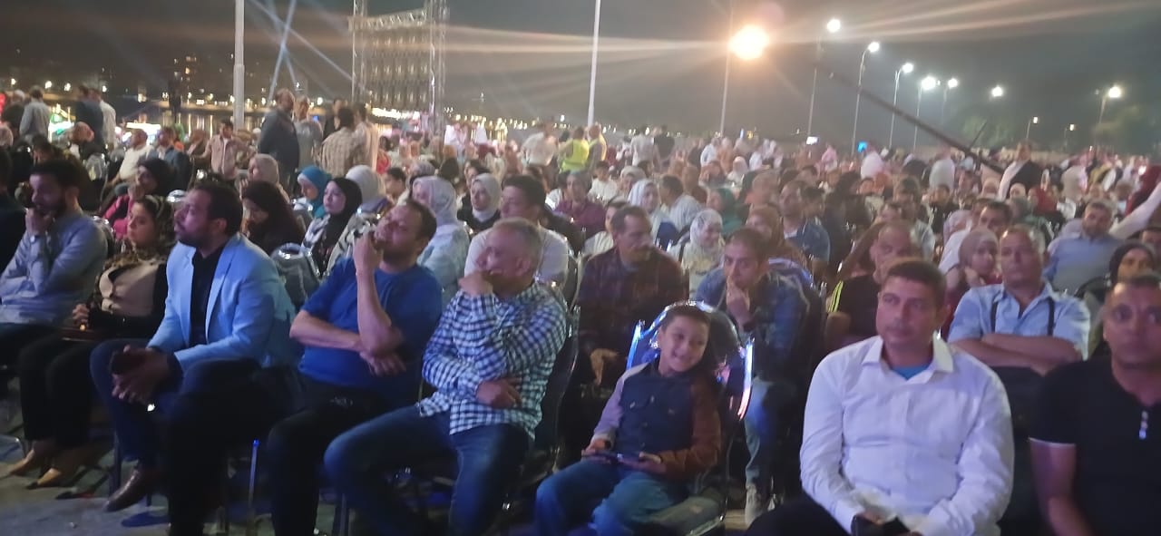 الجمهور يلتف حول شاشات قصور الثقافة استعدادًا لانطلاق المتحف الكبير (6)