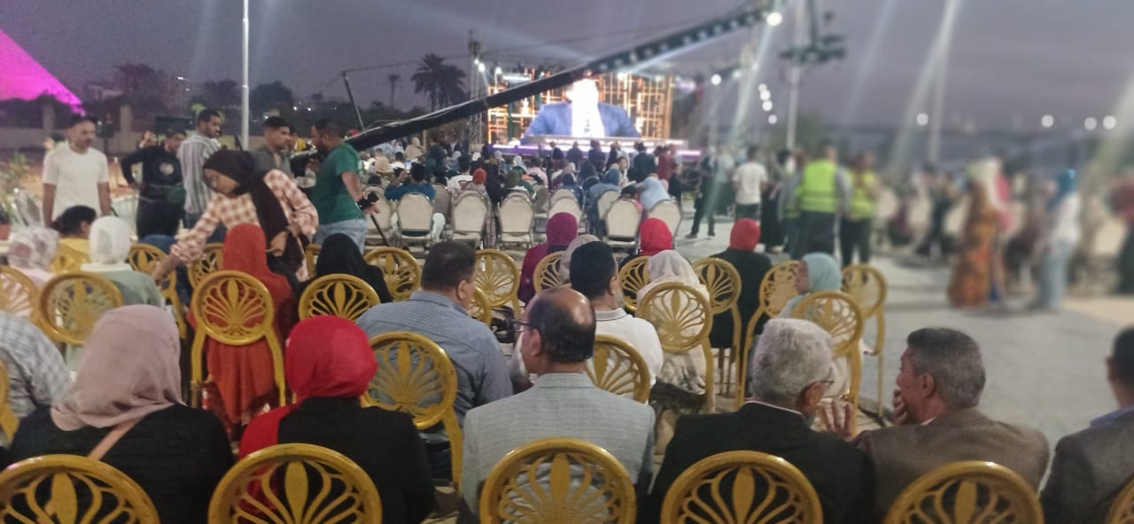 الجمهور يلتف حول شاشات قصور الثقافة استعدادًا لانطلاق المتحف الكبير (1)