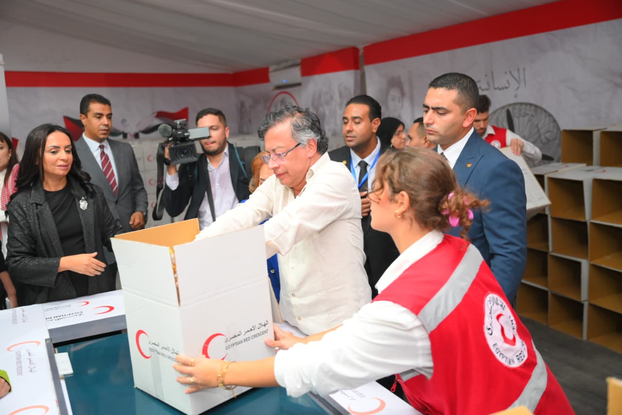 رئيس جمهورية كولومبيا يوجه رسالة دعم لغزة ويشارك في تعبئة كراتين المساعدات