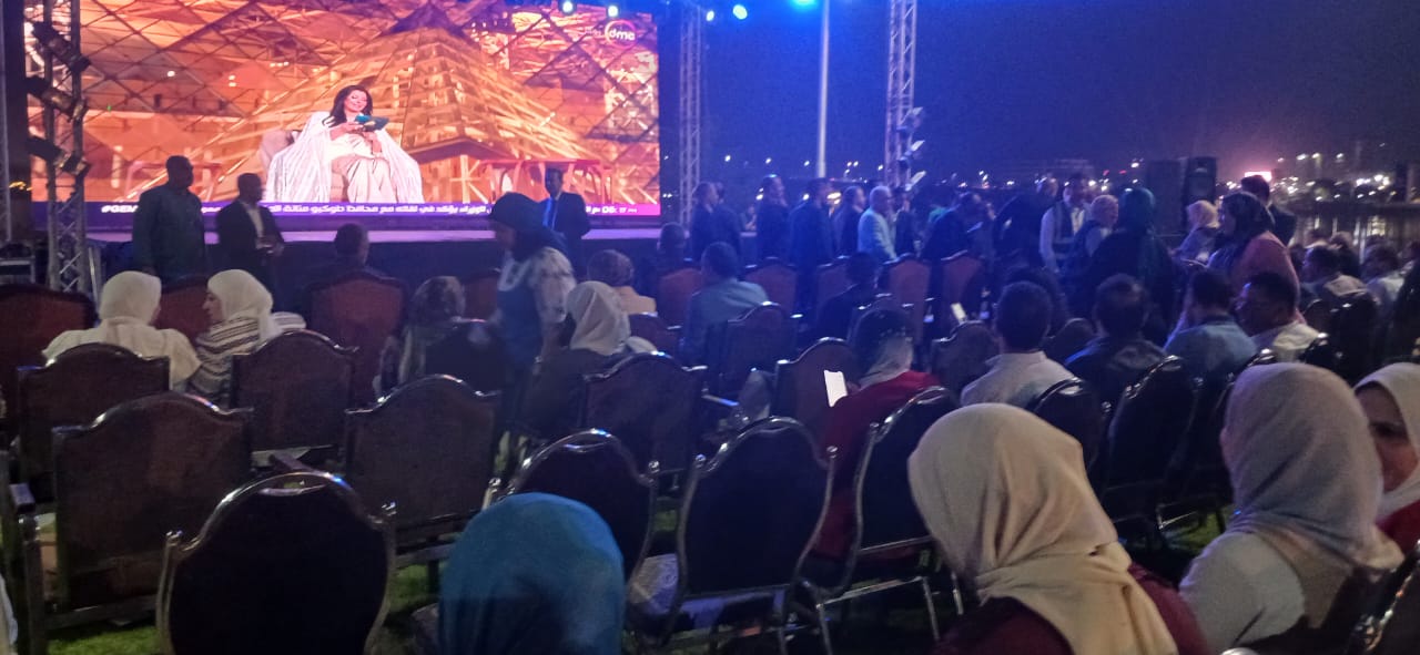 الجمهور يلتف حول شاشات قصور الثقافة استعدادًا لانطلاق المتحف الكبير (5)