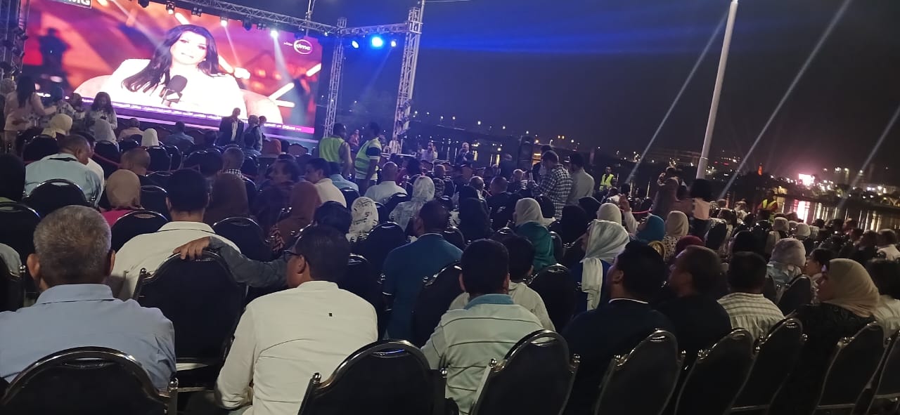 الجمهور يلتف حول شاشات قصور الثقافة استعدادًا لانطلاق المتحف الكبير (3)