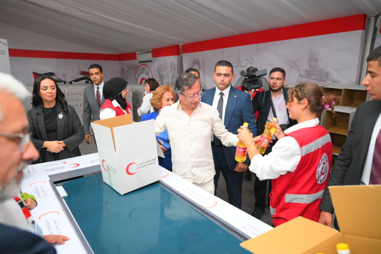 رئيس جمهورية كولومبيا يشارك في تعبئة كراتين المساعدات