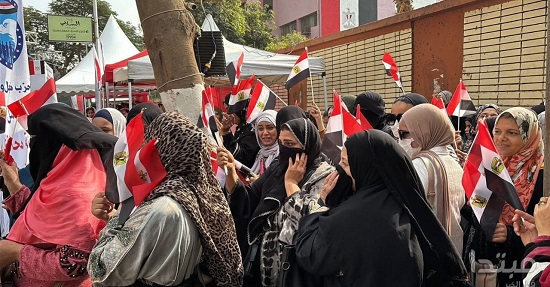 اقبال من السيدات على اللجان الانتخابية  (3)