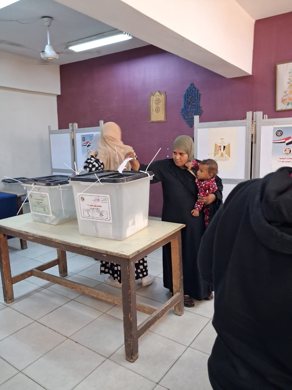 حضور النساء وكبار السن يُثرى المشهد الانتخابى بمدرسة بدر الإعدادية فى الدقي