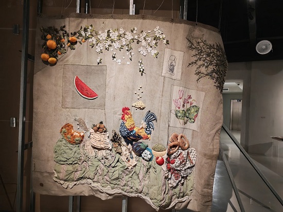 عمل فني يطرز الرموز الفلسطينية على القماش