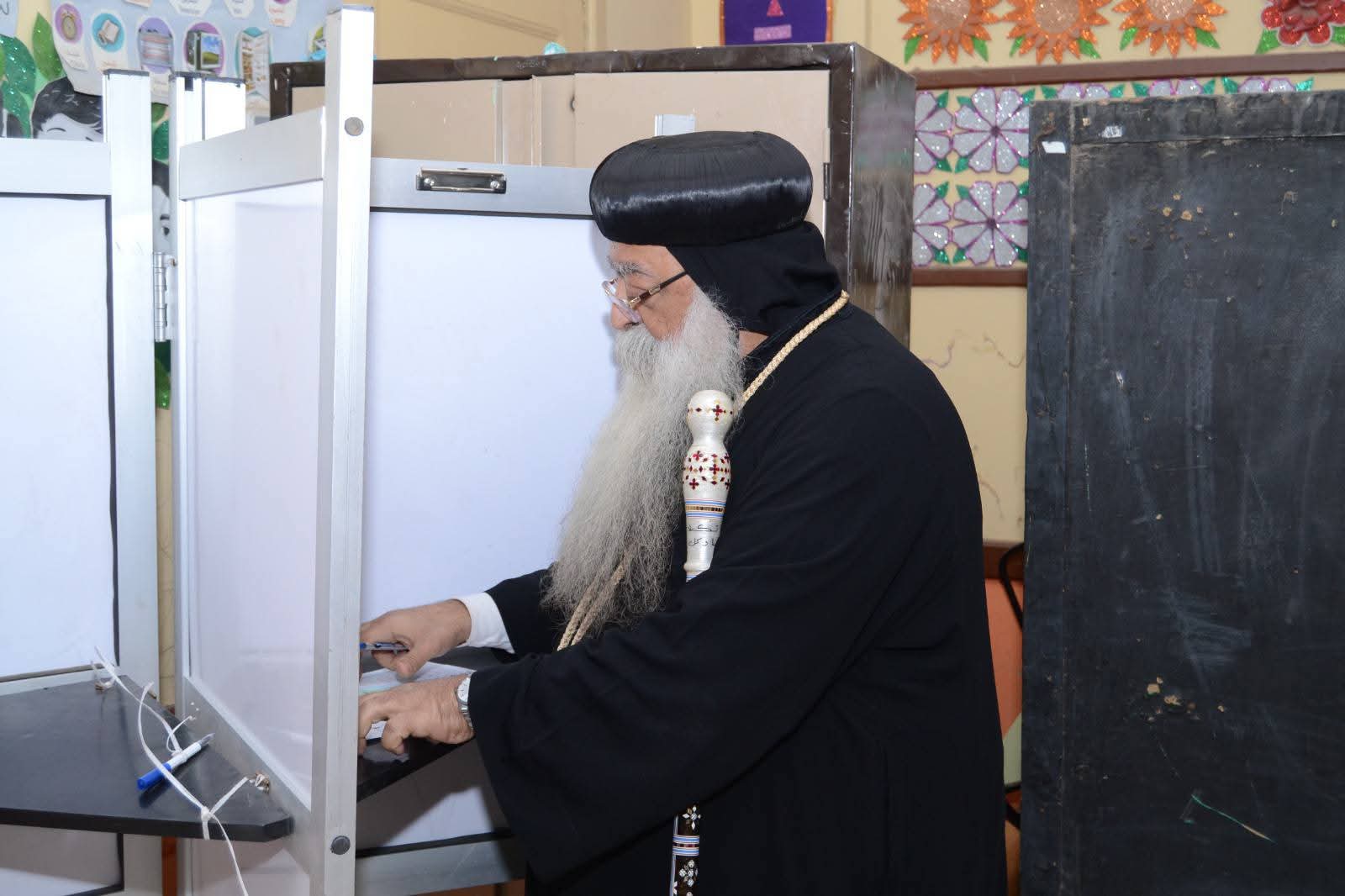 مطران دشنا بقنا يدلي بصوته في انتخابات مجلس النواب مطران دشنا بقنا يدلي بصوته في انتخابات مجلس النواب