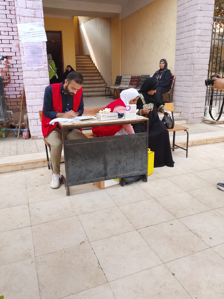 وزارة الصحة تدفع بلجان طبية للكشف على الناخبين في محيط المقار الانتخابية وزارة الصحة تدفع بلجان طبية للكشف على الناخبين في محيط المقار الانتخابية