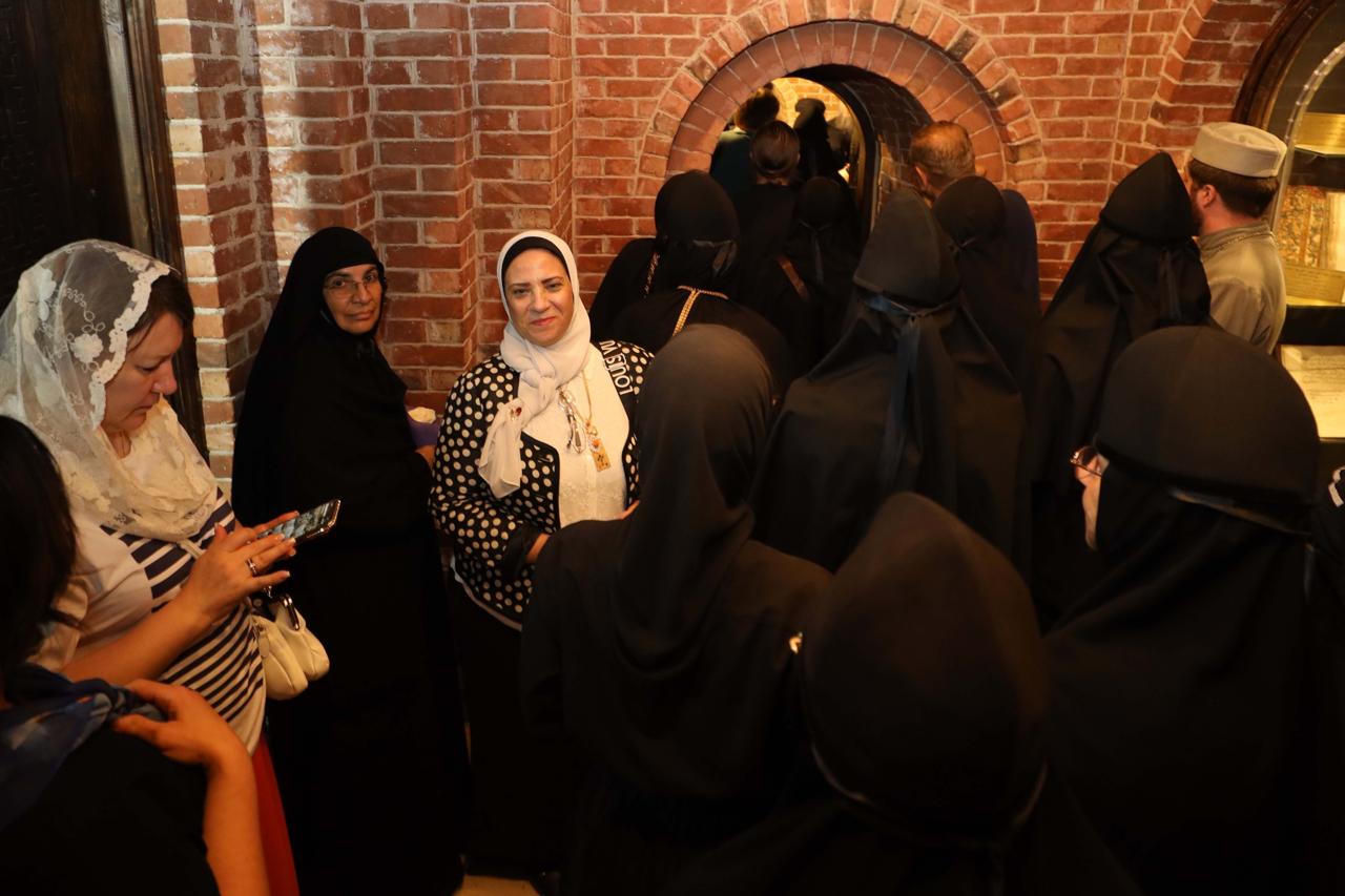 الوفد الروسي يطلع على القطع الاأثرية بكنيسة السيدة العذراء مريم بسخا