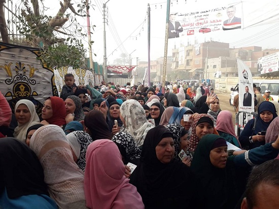 اقبال من السيدات على اللجان الانتخابية  (5)