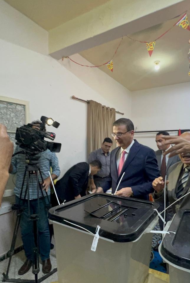 وزير الزراعة يدلي بصوته في الانتخابات بالاسكندريه