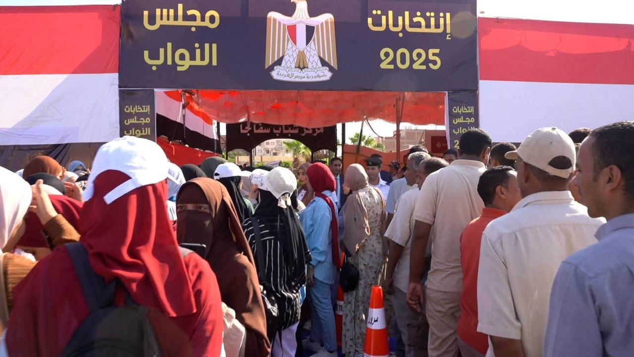 توافد الناخبون على لجنان انتخابات مجلس النواب فى سفاجا (4)