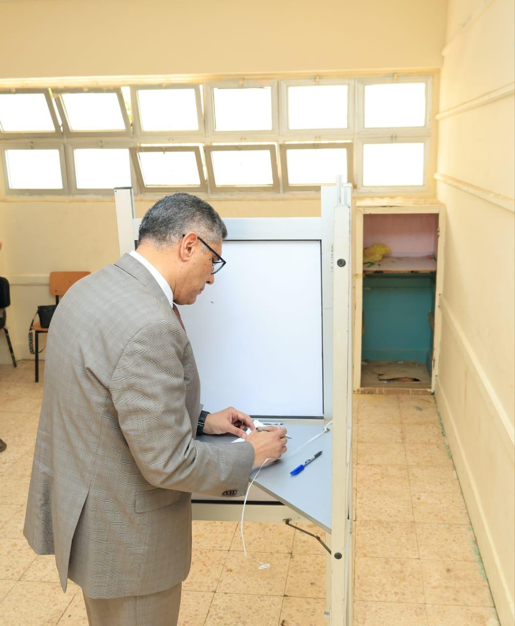 محافظ الجيزة يُدلى بصوته فى انتخابات مجلس النواب