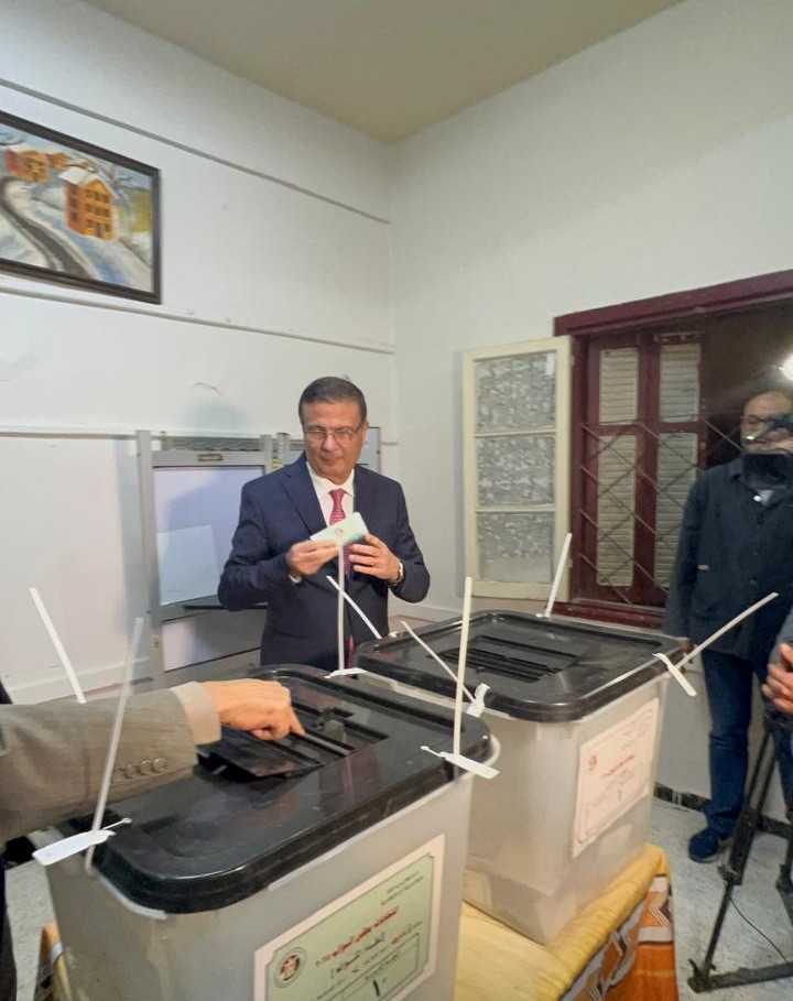 وزير الزراعة يدلي بصوته في الإسكندرية