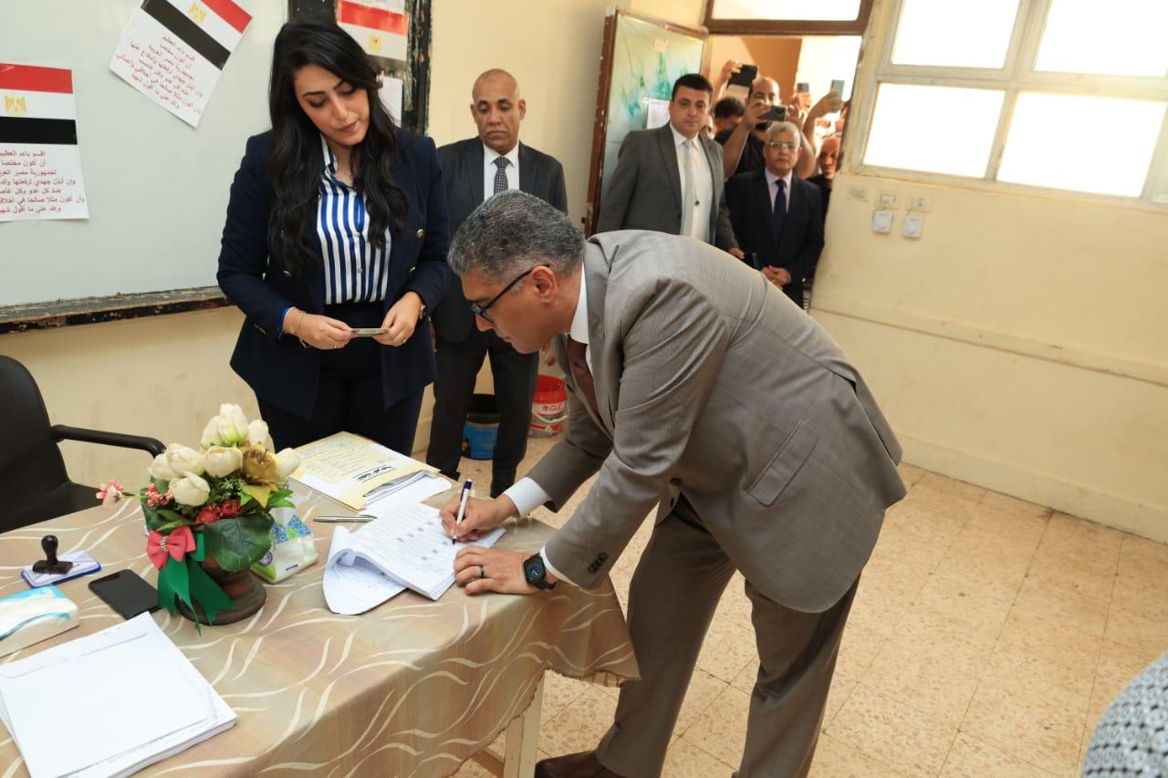 محافظ الجيزة يُدلى بصوته فى الانتخابات