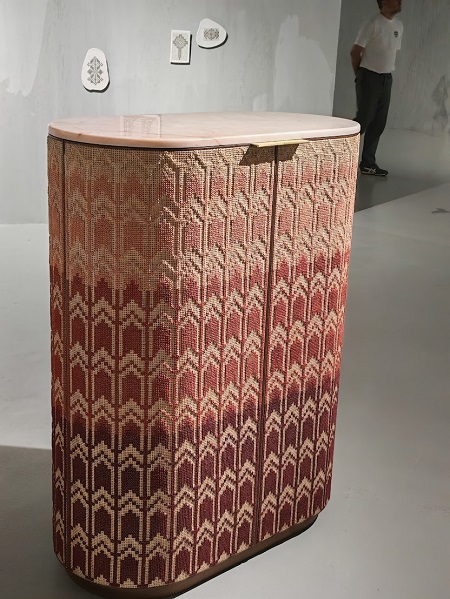 استخدام التطريز الفلسطيني في قطعة أثاث